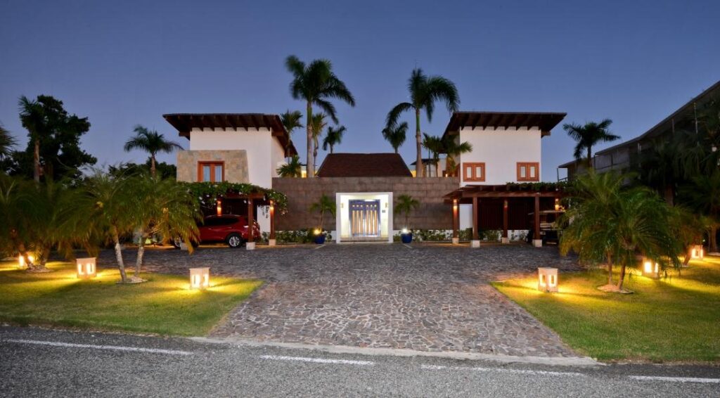 Exclusiva Villa en Yarari – Elegancia, Amplitud y Privacidad