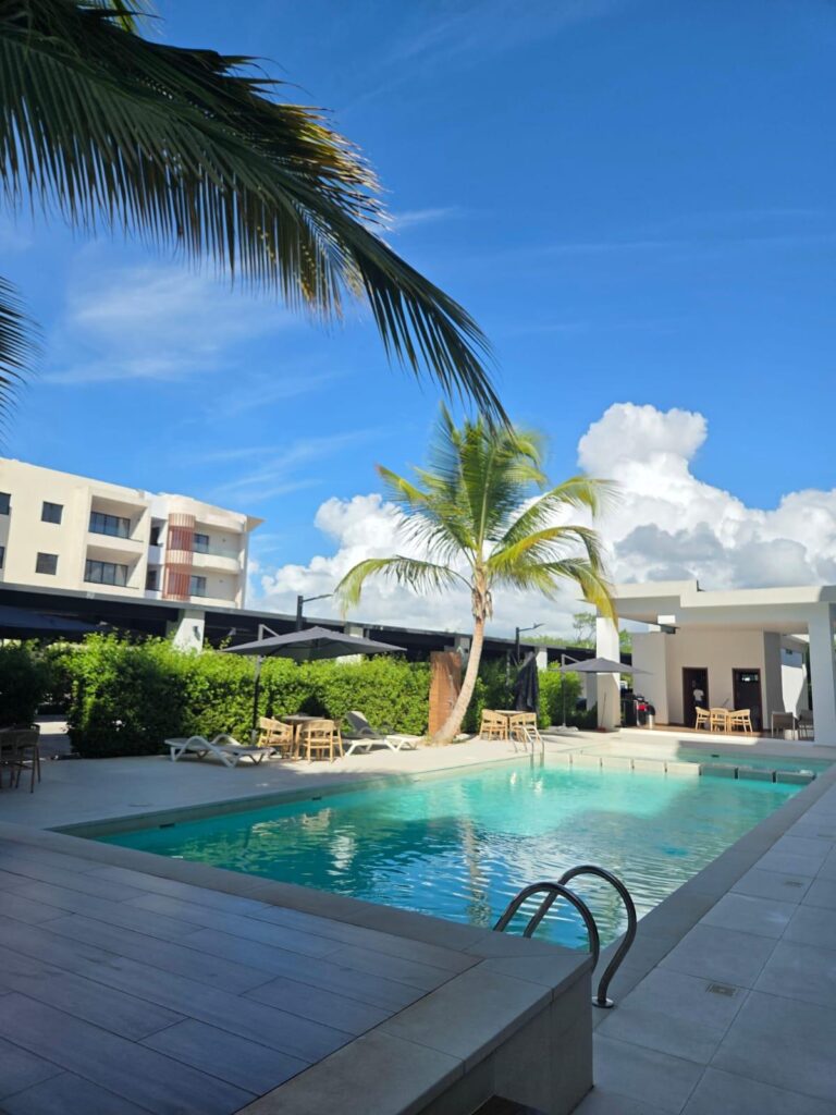Vive o Invierte en Cap Cana. Apartamento Amueblado en Venta.